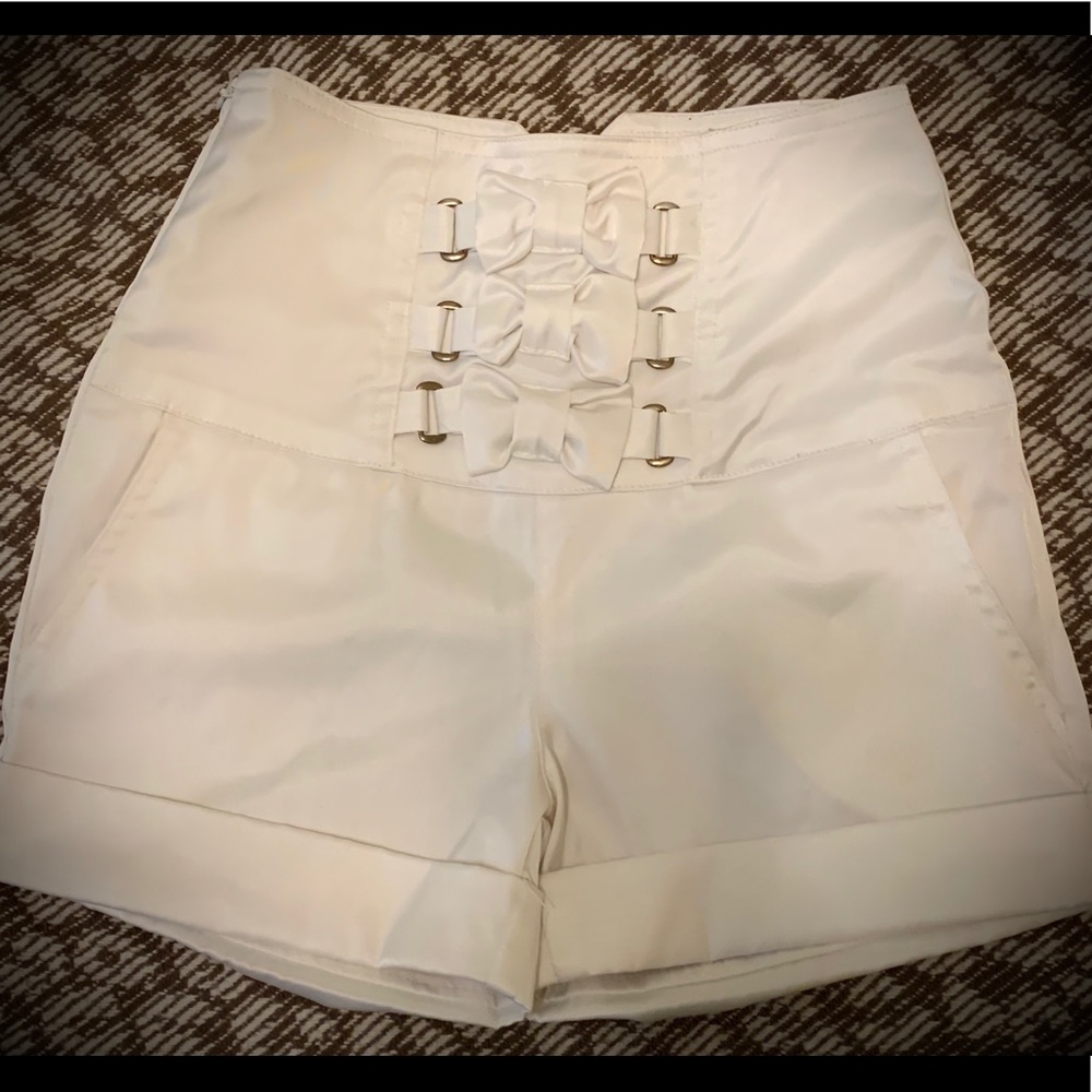 High waisted white bow shorts💖
